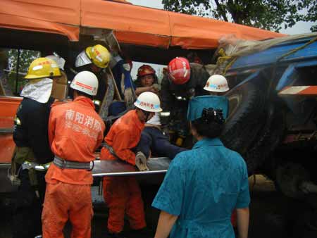 南阳一货车撕开依维柯客车 6人被困