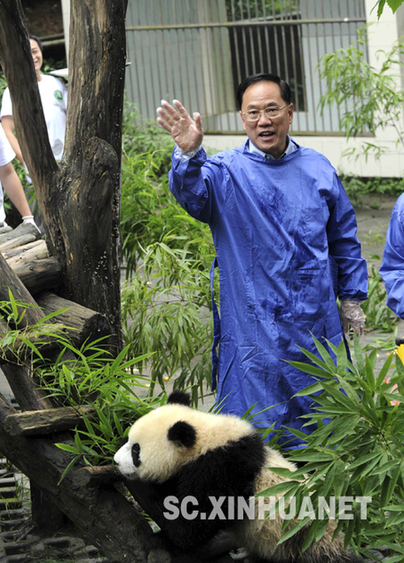 曾荫权率香港特区政府代表团抵达四川考察