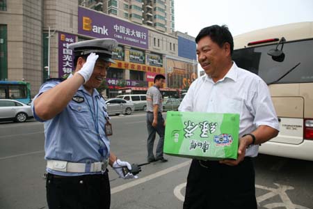 郑州交警冒高温顶酷暑保畅通