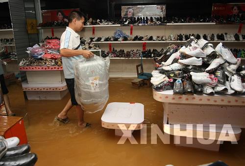 广西部分地区遭暴雨袭击 县城部分街道出现内涝