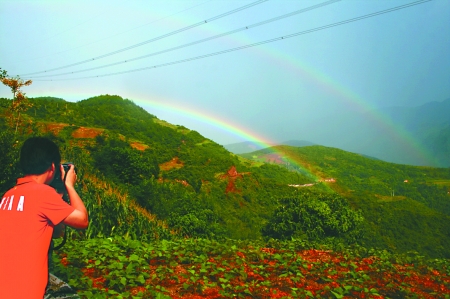 巫山雨后现双彩虹奇观