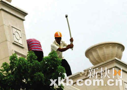 广州“最牛违建”强拆续：废墟阻碍最大钩机入场