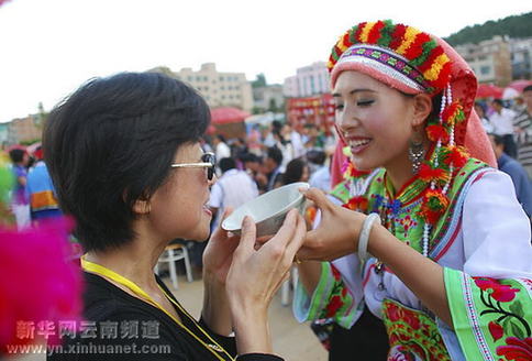 云南丘北群众欢度“花脸节”