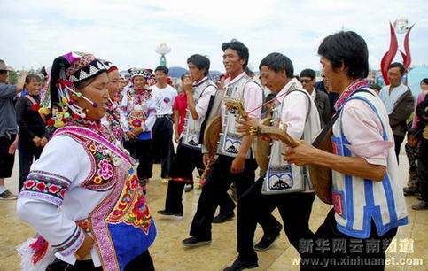 云南丘北群众欢度“花脸节”
