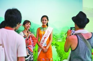 重庆小姐每天笑8小时 只露8颗牙展最美笑容