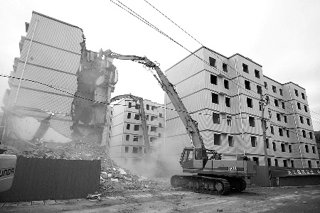 郑州一级水源地违建楼盘部分被拆除