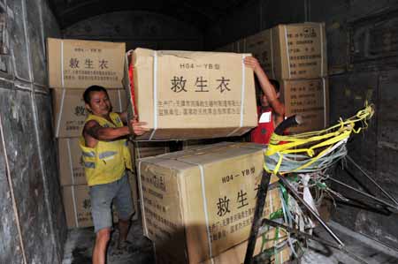 18车防汛物资6分钟1紧急抢卸赴灾区