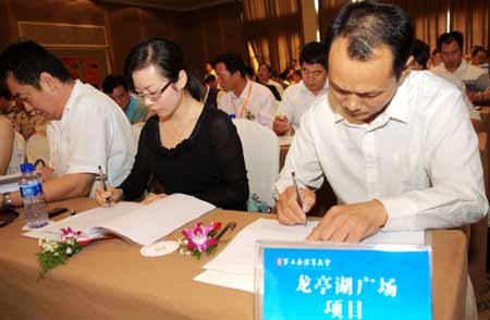 1500名豫商精英云集开封 叙乡情谋发展