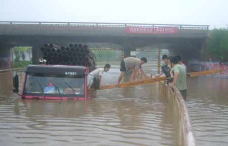 连日暴雨涵洞变汪洋 货车熄火司机求救