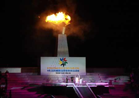 陈忠和与特奥运动员共同点燃第五届特奥会圣火盘