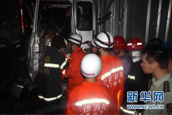 沈海高速多车连环相撞起火致交通拥堵7小时