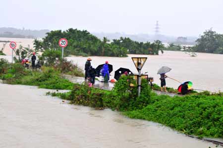新一轮强降雨让海南琼海街道二度泡水
