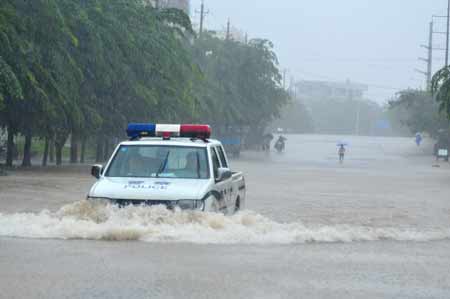 新一轮强降雨让海南琼海街道二度泡水