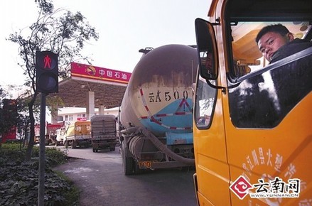 “柴油荒”波及昆明 货车排长队加油还限量