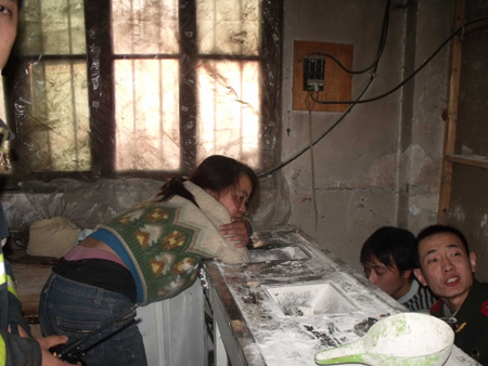 聋哑女子手臂误进搅面机 焦作消防争分夺秒解危难