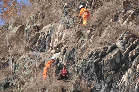 栾川消防官兵成功营救一名被困山崖智障女