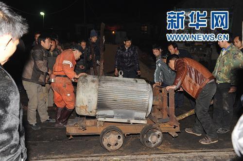 湖南湘潭通宵组织强排水 救援煤矿透水事故被困矿工