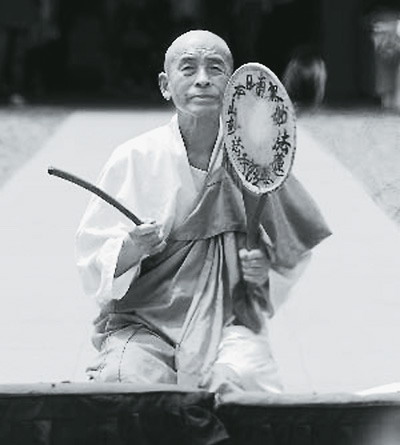 日75岁老人赴南京绝食谢罪 走进祭场长跪磕头