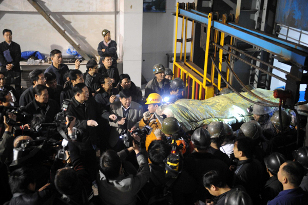 义马“11·3”矿难被困矿工陆续升井