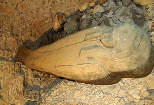 埃及古墓发现3000年前女尸木乃伊保存完好