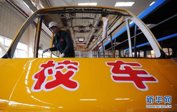 校车安全条例草案获原则通过 赋予校车优先权