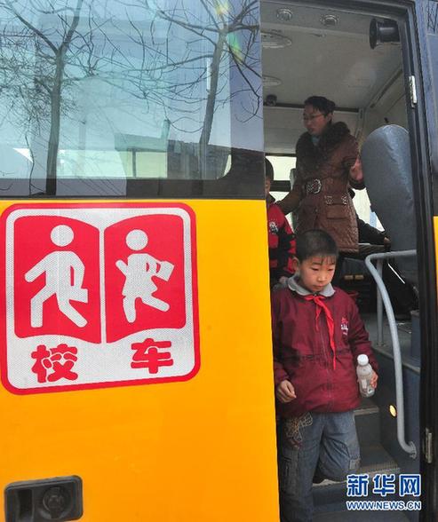 校车安全条例草案获原则通过 赋予校车优先权