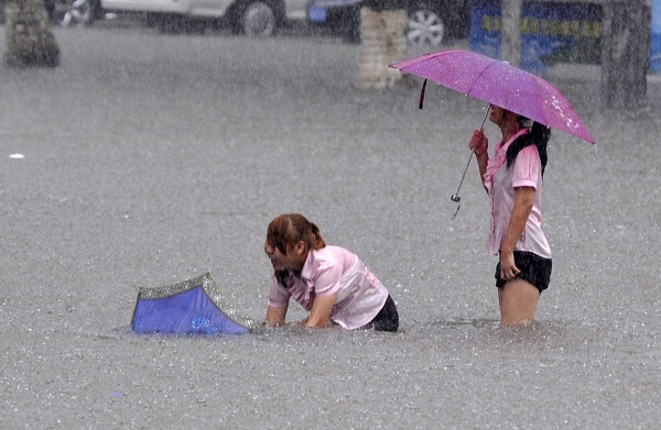 “韦森特”致海口持续暴雨 多路段积水影响出行