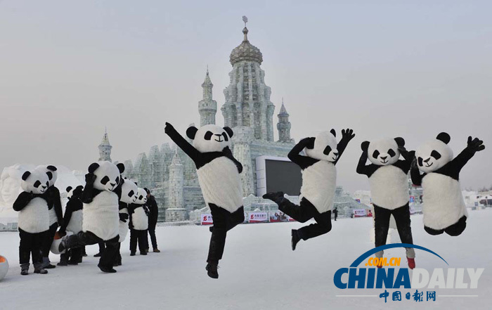 哈尔滨冰雪大世界 “大熊猫”憨态可掬