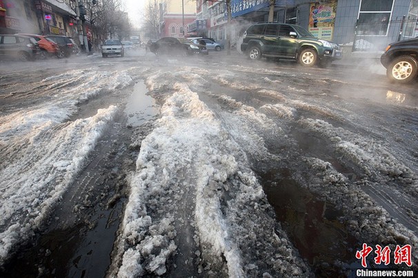 哈尔滨一水管线破裂 街路变成冰河