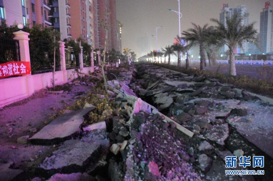 广西北海地下管道发生爆炸 掀翻80米路面