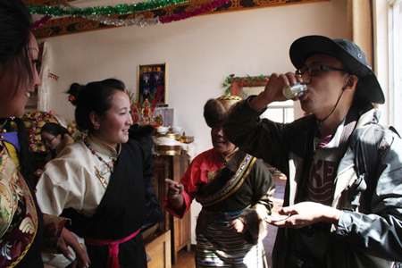 网友与敬老院老人欢度藏历新年
