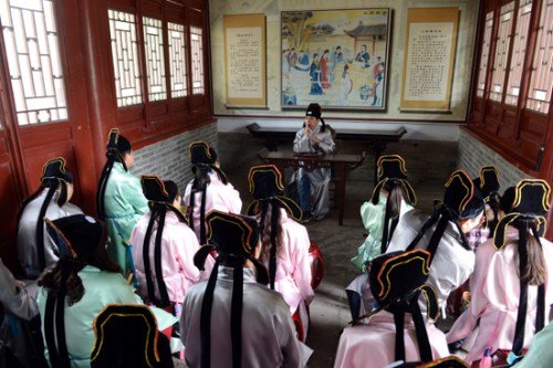 高校研究生玩“穿越” 穿宋代儒生服饰上课
