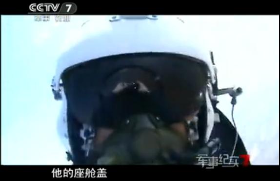 歼-10座舱盖高空爆炸 飞行员放弃跳伞返航