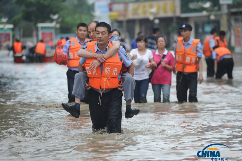 中国日报聚焦四川暴雨天气