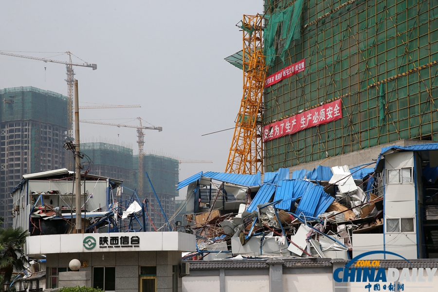 西安:突发暴风雨天气 塔吊倒塌砸中板房4人亡