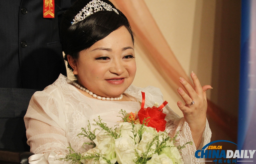 高清：“瓷娃娃”新人的特殊婚礼