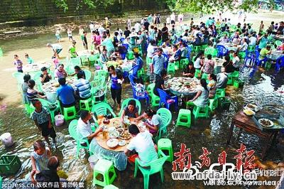 商家纷纷使出避暑奇招 水上餐馆摆“冰块阵”