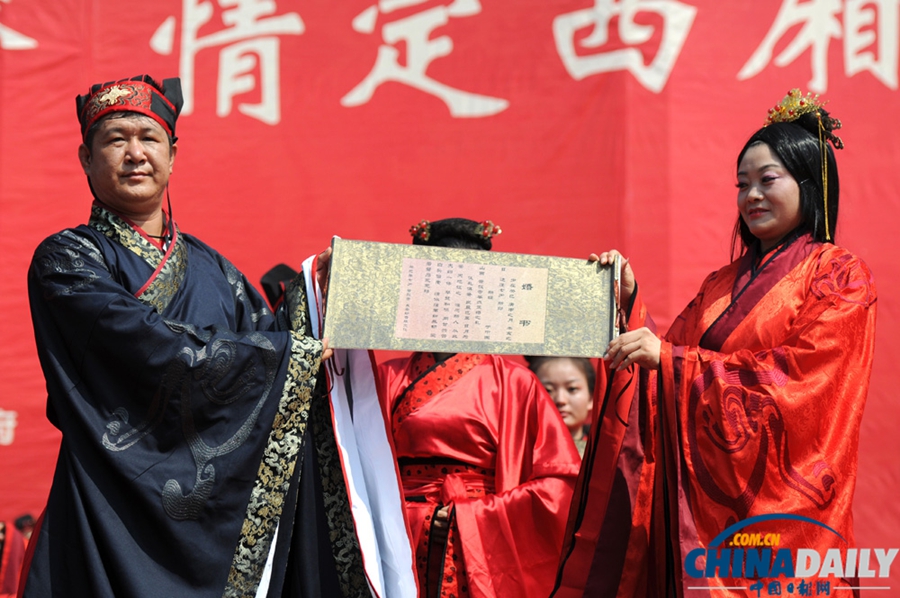 山西永济：“爱情圣地”普救寺“七夕节”上演汉式婚礼