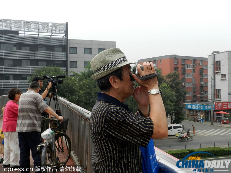 高清组图：北京人济山庄楼顶违建别墅开始拆除