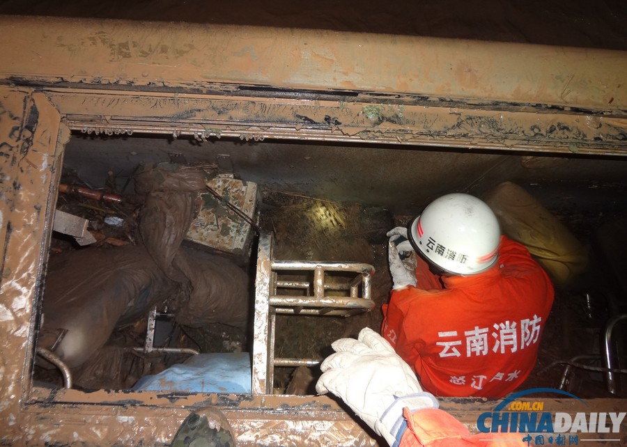 云南山洪泥石流冲断路桥 2车坠河致4人死7人失踪