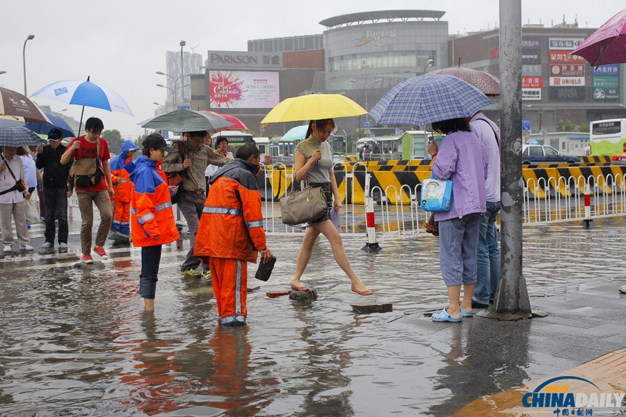 上海：暴雨造成50多条段马路积水
