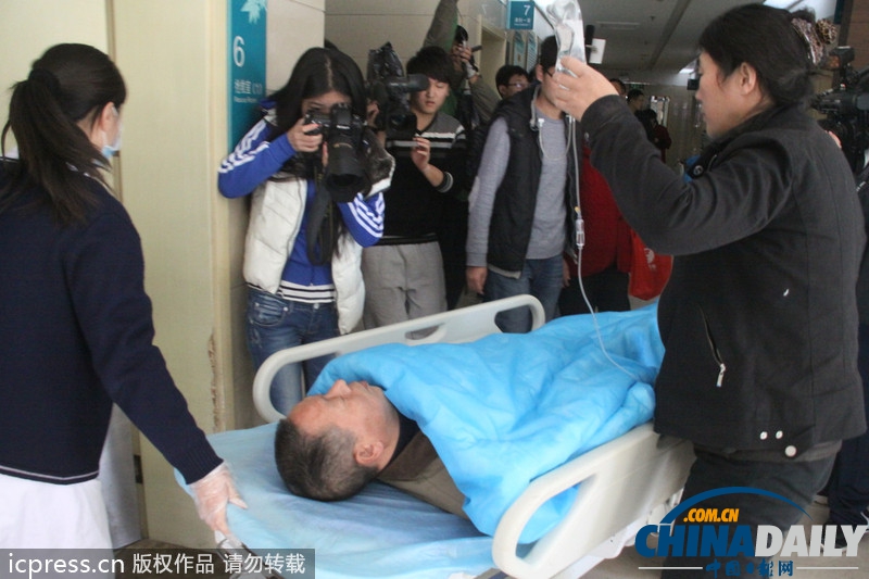 济南地下管道爆炸掀翻路面 3人受伤