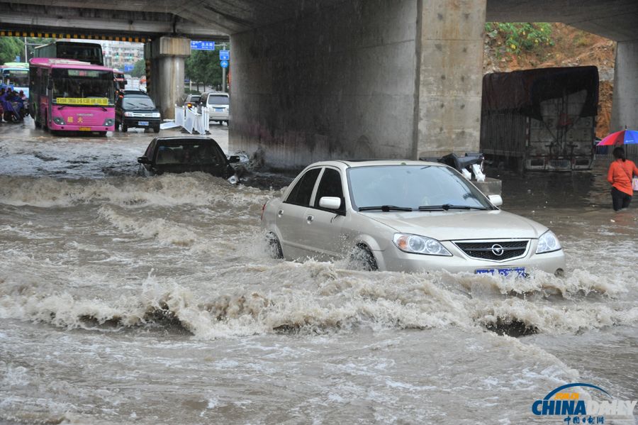 台风“海燕”袭广西 南宁普降暴雨