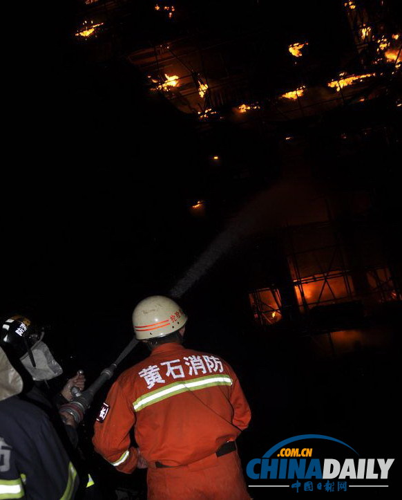 湖北大冶一在建38米高井塔突发大火