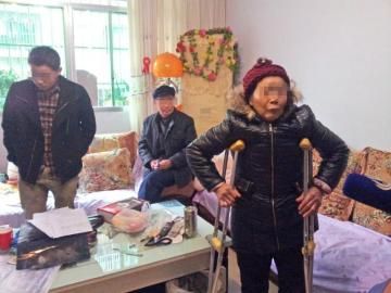 四川“讹人”老太受访当场下跪：我是被冤枉的(图)