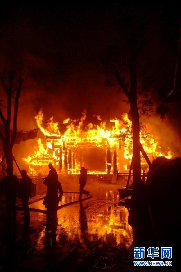 重庆黔江“亚洲第一廊桥”发生火灾　桥面木质建筑被烧毁