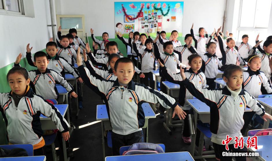 雾霾频频来袭 河北一小学独创“防霾”武术健身操