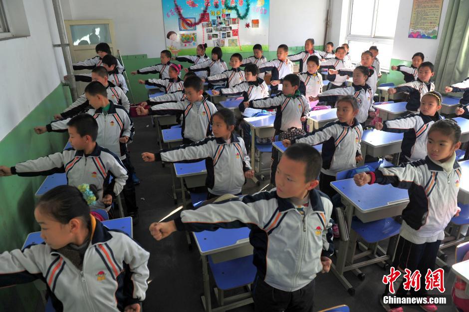 雾霾频频来袭 河北一小学独创“防霾”武术健身操