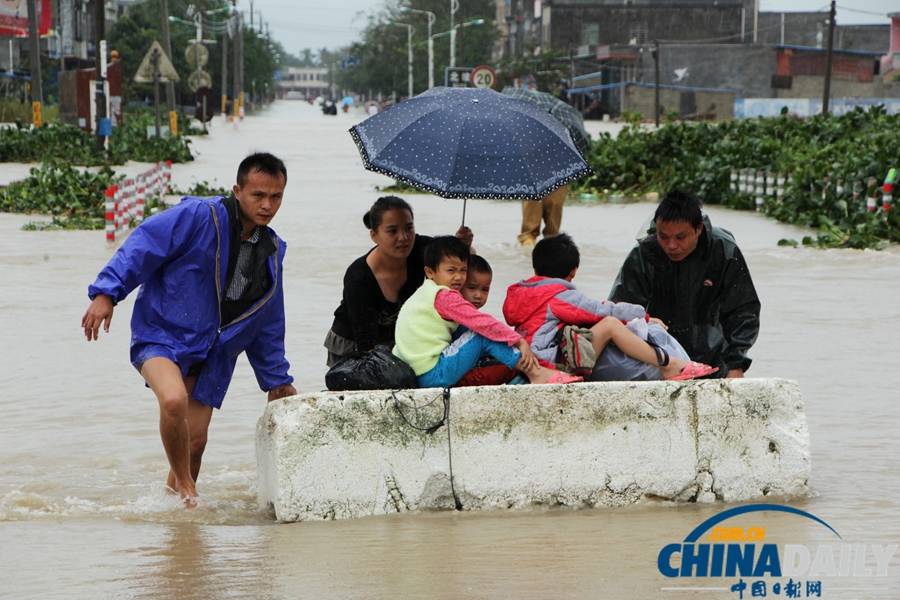 海南万宁：普降暴雨紧急转移民众