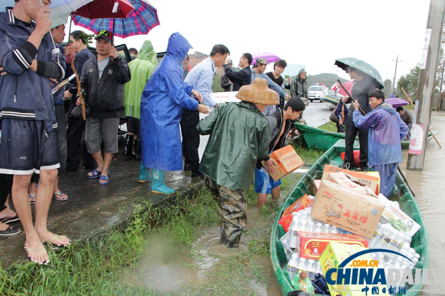 海南万宁：普降暴雨紧急转移民众